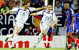 אנג'לוס חריסטאס (משמאל) ואסיליס לאקיס יוון