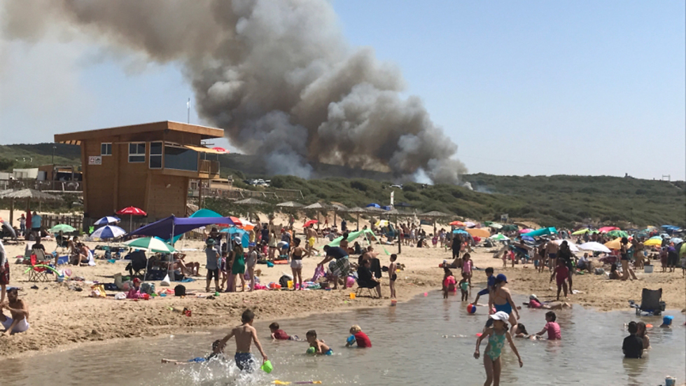 תיעוד שריפה משתוללת בחוף פלמחים